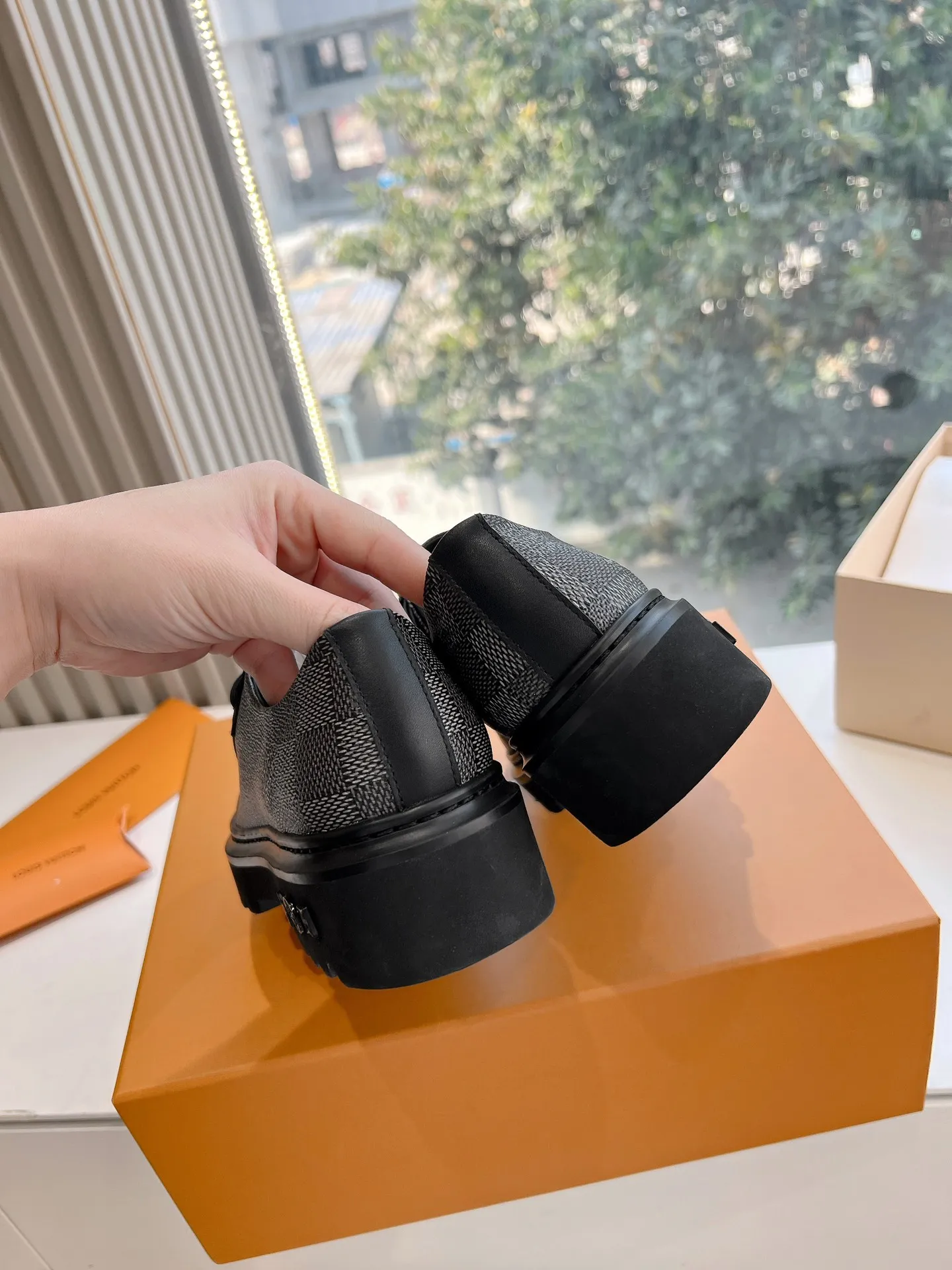 👟👟Ex-factory price 720👟👟 What you see is what you get G199 top version Louis Vuitto Louis Vuitton LV donkey brand L Carrefour shoes Archlight classic Skate sports and leisure thick-soled shoes Your LV outfit is shared today Louis Vuitton Presbyopic thick-soled loafers Original purchase and development Production Original purchase and development Production This LV Archlight sneaker is from Cut from cow leather in a playful shape. Double laces embellished with Louis Vuitton logo beading. The wide tongue and wavy outsole establish recognition, both are decorated with the LV Circle logo ▪️Fabric: Original imported original material ▪️Inner lining: Original customized lining ▪️Sole: Original molded genuine ▪️Size: Women's 35-45 (please note male and female when ordering at 39.40, 45 is not refundable or exchangeable for customization)
